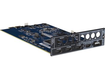 NAD MDC VM130i expansionskort på blå kretskort med svart metallbakpanel, sett från höger framifrån, med tre HDMI-ingångar, en HDMI-utgång, en USB-port, koaxial- och optiska ljudportar samt flera cirkulära utsparingar.