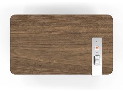 Altavoz inalámbrico conectado Klipsch The Three Plus en nogal, vista frontal, acabado de madera, botones y rejilla metálica
