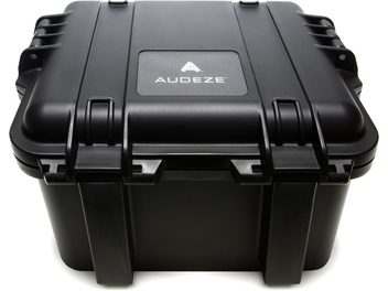 Custodia da trasporto Audeze nera in plastica rigida, rettangolare, con logo argentato sul coperchio e chiusure laterali