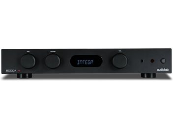 Ampli hi-fi intégré stéréo Audiolab 6000A noir avec façade rectangulaire, 3 boutons circulaires, écran central affichant "INTEGR".