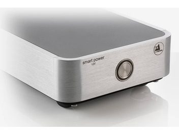 ClearAudio Smart Power 12V väline toiteallikas harjatud alumiiniumist, eestvaade kergelt ülalt, nupp ja pistikupesa esiküljel