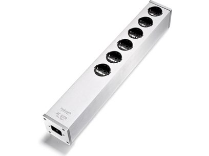 Multiprindă Inakustik AC-3200 Filter Analog SCHUKO din aluminiu periat argintiu, vedere în perspectivă ușor din înălțime, cu șase prize rotunde negre aliniate pe partea superioară și un conector de alimentare IEC la un capăt