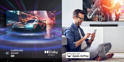 Écran avec voiture de course, effets lumineux, logos "Surround Sound Pro" et "Dolby Atmos", homme assis avec smartphone