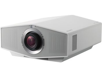Sony BRAVIA Projector 8 (VPL-XW6100ES) blanc, vue en angle, boîtier rectangulaire, lentille centrale, surface lisse