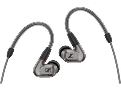 Casque intra-auriculaire Sennheiser IE 600 gris métallisé, deux écouteurs en forme de cœur reliés par un câble noir