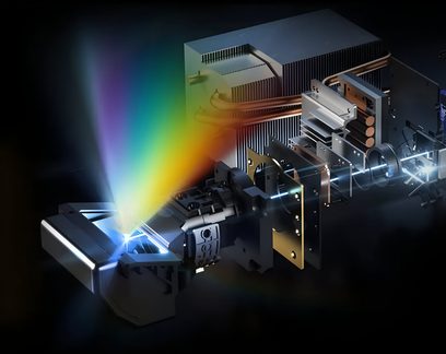 Exploderad vy i perspektiv av en optisk modul, grå metallchassi med kylflänsar och kopparrör, glaslinser, speglar och inre plattor i linje, regnbågsfärgad ljusstråle framtill