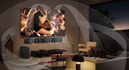Salon contemporain vu de face légèrement en biais, grand écran plat noir à cadre métallique fixé au mur au-dessus d’une barre de son noire et d’un caisson de basses noir mat, arcs translucides blancs illustrant la diffusion sonore