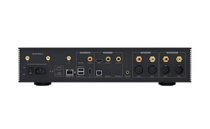 Face arrière d'un amplificateur audio noir avec connecteurs dorés HDMI, optiques, coaxiaux et XLR