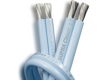 Câble Supra Classic 2.5 bleu clair, gros plan en vue rapprochée de l'extrémité dénudée, 3 brins torsadés argentés