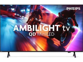 Philips televizor 55MLED910 v črni barvi, s tankim okvirjem iz kovine in satinirane plastike, poševno postavljenimi stranskimi nogami, zaslon QD MiniLED prikazuje dinamičen prizor, pogled od spredaj