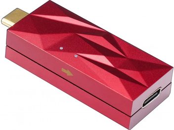 iDefender MAX rouge, forme rectangulaire, vue en perspective, connecteur USB doré, motif géométrique, flèche dorée