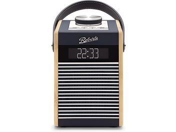 Radio portabil Roberts Rambler Midi în lemn deschis și plastic, culoare albastru marin, vedere din față, cu mânere curbe din piele închisă la culoare, buton mare metalic pe panoul superior alb, ecran digital care afișează 22:33 și grilă orizontală contrastantă