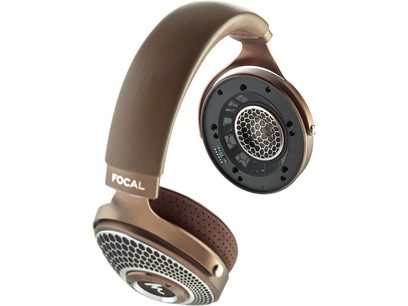 Casque hifi ouvert Focal Clear MG marron et doré, vu de profil gauche, montrant l'extérieur du transducteur et l'arceau