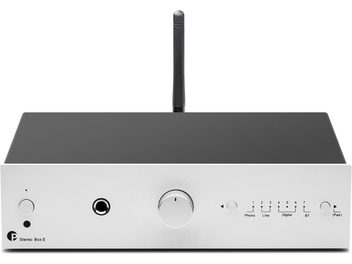 Ενισχυτής hi-fi στερεοφωνικός Pro-Ject Stereo Box E ασημί, εμπρόσθια όψη, ορθογώνια θήκη, κεντρικό κυκλικό κουμπί, συνδέσεις και κάθετη κεραία.