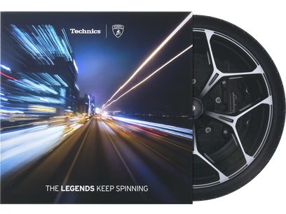 Vinilo incluido con la Technics SL-1200M7B naranja, vista frontal, ángulo de toma ligeramente inclinado, texto "THE LEGENDS KEEP SPINNING"