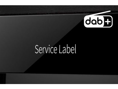 Étiquette de service "dab+" sur fond noir et gris foncé contrasté, vue rapprochée et frontale