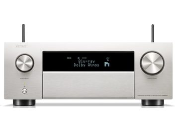 Afdæmpet sølvfarvet aluminiumsfront på en Denon AVC-X4800H hjemmebiograf-forstærker, blå LCD-skærm, drejelige knapper