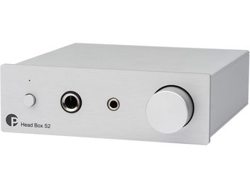 Preamplificatore per cuffie hi-fi Pro-Ject Head Box S2 argento, vista prospettica, chassis rettangolare, pannello frontale in metallo spazzolato, manopola circolare rotante a destra, due prese jack al centro, piccolo pulsante a sinistra, logo e testo stampati in basso a sinistra.