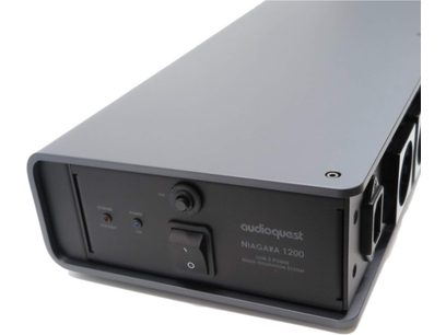 Audioquest Niagara 1200 με μαύρο διακόπτη, κόκκινα και μπλε ενδεικτικά κουμπιά, πλάγια όψη, ορατές πλευρικές υποδοχές