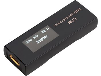 Bærbar Cayin RU7 lydkonverter i sort metal, set let oppefra, med lille monokrom skærm på oversiden og gylden USB-C-port for enden