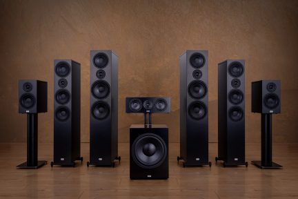 Ensemble de 7 enceintes noires comprenant 2 colonnes, 2 bibliothèques sur pieds, 1 centrale sur support et 1 caisson de basses