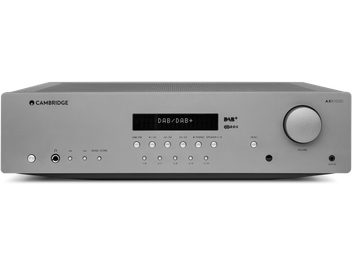 Στερεοφωνικός ενισχυτής hi-fi Cambridge Audio AXR-100D σε ασημί χρώμα, με μετωπική όψη που διαθέτει οθόνη, κουμπιά και περιστροφικό κουμπί ελέγχου
