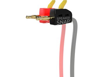 Connettori Speaker Snap rossi e neri a forma di banana, connettori dorati, cavi rosa e grigi, su sfondo bianco