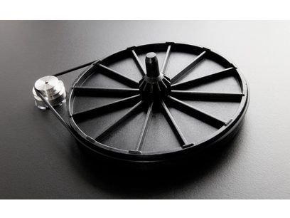 Platine vinyles Rega Planar 1 noir mat, vue de dessus en gros plan, plateau circulaire avec bras de lecture métallique
