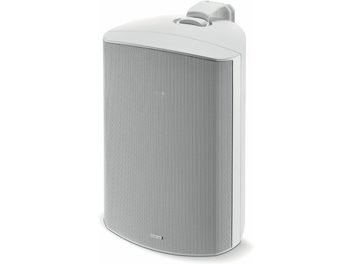 Zewnętrzny głośnik Focal 100 OD8 w kolorze białym, obudowa z matowego tworzywa z wypukłą, perforowaną metalową kratką oraz górnym mocowaniem, widok z trzech czwartych z przodu