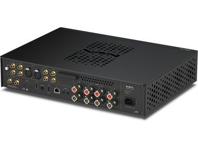 Mattmustast alumiiniumist Matrix Audio MD-1P integreeritud stereo hi-fi võimendi, tagantvaade kolmekvartali nurga alt, millel on suur perforeeritud ventilatsioonirest peal, stantsitud küljed, rida punaseid ja musti kruvitavaid kõlariterminale, mitu kullatud RCA-pistikut, XLR-, USB- ja Ethernet-ühendused