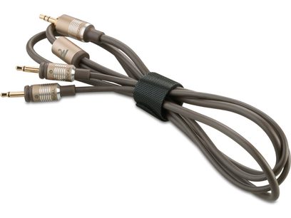 Câbles audio RCA gris foncé avec connecteurs plaqués or, vue de dessus, disposés en boucle sur fond blanc