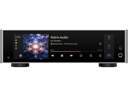 Matrix Audio TS-1 võrguhelimängija, Matrix Audio, musta ja hõbedase värvusega, alumiiniumkorpus musta klaasist esipaneeliga, millel on suur puuteekraan, vaade eest, paremal kaks kuldse rõngaga kõrvaklapiväljundit, asetatud kahele silindrilisele jalale