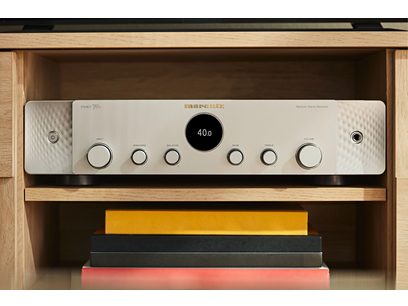 Amplificator hi-fi Marantz Stereo 70 argintiu, față frontală cu butoane, mufe și afișaj digital 40.0, într-un carcasă din lemn
