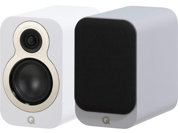 Diffusore da scaffale Q Acoustics 3010c bianco, cabinet in MDF satinato con angoli arrotondati, vista di tre quarti che mostra un diffusore con tweeter e woofer bordati color crema e l’altro dotato di griglia acustica nera, loghi “Q” visibili