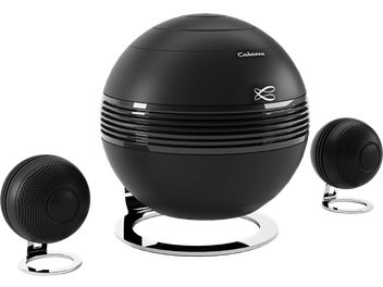 Cabasse The Pearl Keshi must 2.1 kõlarikomplekt, üks keskmine sfäär ja kaks valgetel alustel satelliiti