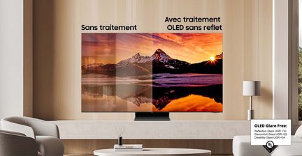 Écran plat rectangulaire en vue frontale, divisé en deux parties, posé sur un support noir, fond mural beige, lampe blanche à droite