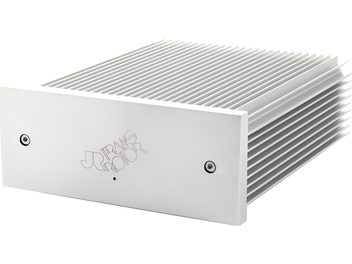 Hõbedasest alumiiniumist Transrotor Phono III fono-eelvõimendi, ristkülikukujuline korpus jahutusribidega, minimalistlik esipaneel graveeritud logoga, kaks kruvi ja keskel asuv indikaatortuli, vaade paremalt eest kolmveerand nurga alt