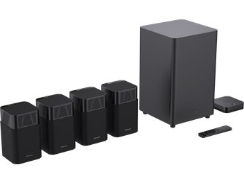 Pack d’enceintes compactes Hisense HT Saturn noir en plastique mat composé de quatre satellites rectangulaires à grilles ajourées, d’un caisson de basses vertical sur pieds, d’un boîtier de contrôle plat et d’une télécommande, présenté en vue de trois-quarts
