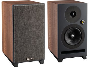 Enceinte bibliothèque Davis Acoustics Krypton 3 classik noyer, vue de face et de trois quarts, boîtier rectangulaire, pieds noirs, façade avec grille en tissu gris amovible, tweeter circulaire noir, woofer texturé noir, évent rectangulaire horizontal