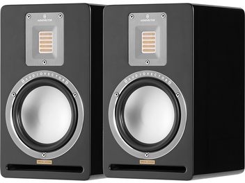 Paire d’enceintes bibliothèque AudioVector QR1 SE noir, coffrets en bois laqué noir vue de trois-quarts avant, dotées d’un woofer aluminium cerclé argent, d’un tweeter ruban rectangulaire sur plaque métal grise et d’une fente bass-reflex horizontale inférieure