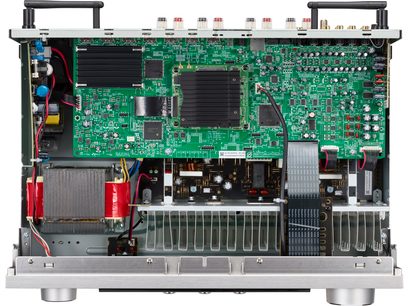 Ampli hi-fi stéréo Denon DRA-900H noir, vue intérieure, circuit imprimé vert avec composants électroniques, radiateurs et connecteurs