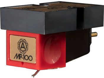 Sort og rød Nagaoka MP-100 pickup til pladespiller i plast med guldfarvet frontplade med indgravering, set fra venstre forfra i trekvart perspektiv