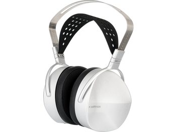 Casque hifi filaire ouvert Hifiman Isvarna, vue de trois quarts, coques argentées, coussinets noirs, arceau perforé noir et support métallique