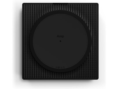 Črn ojačevalnik Sonos Amp, sprednji pogled, črna vertikalno črtkana rešetka, logotip Amp v sredini, na beli podlagi