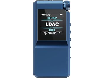 Frontvisning af den trådløse FiiO BTR17-sender i blå aluminium, firkantet farveskærm med LDAC-indikator, affaset frontbund, rillet volumenkontrolhjul i øverste højre hjørne