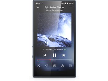 Player audiofil FiiO M21 albastru, cu carcasă metalică albastră cu margini subțiri și colțuri rotunjite, ecran tactil care acoperă întreaga față frontală în vedere din față