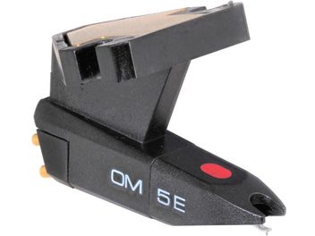 Ortofon OM5E sort trapezformet pick-up til vinylplader, diamantnål på aluminiumsholder, kobberledninger, hvid baggrund