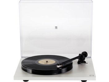 Platine vinyles hi-fi Rega Planar 1 blanc mat, vue de dessus, plateau noir, bras de lecture noir, capot anti-poussière transparent