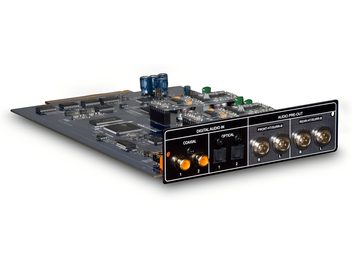 Placă de extindere NAD MDC AM17 în PCB albastru ardezie cu panou metalic negru, vedere în unghi, echipată cu condensatoare albastru, circuite integrate vizibile și panou de conectoare digitale coaxiale, optice și RCA argintii