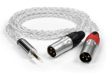 Balanserad kabel för hörlurar från iFi Audio 4.4MM till XLR, genomskinlig vit flätad mantel, förgylld 4,4 mm-kontakt och två silverfärgade XLR-hankontakter i metall med svarta och röda hylsor, perspektivvy